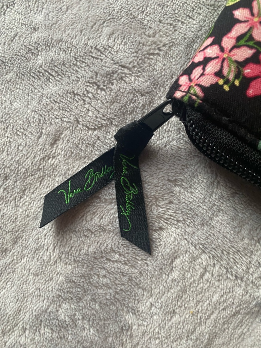 Vera Bradley Black Floral Quilted Zip Card and passport organizer case - Picture 3 of 5